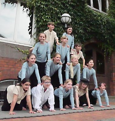 Pyramide mit Kindern auf dem Schulhof
